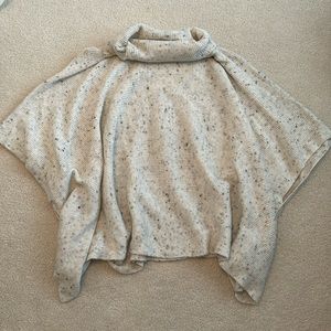 Moon & Madison poncho sweater size XS, fits size S.